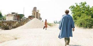 I due protagonisti dello spettacolo "Carte mute" di spalle, da un particolare della locandina dello spettacolo.