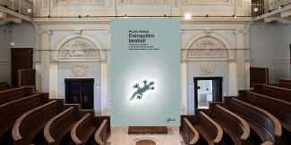 Copertina del libro "Coinquilini bestiali", sullo sfondo l'Aula Spallanzani