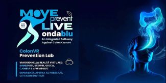 Principali dati dell'iniziativa e primo piano di una persona che indossa un visore per la realtà virtuale, immersa in un'atmosfera fantascientifica con luci blu e neon. Dal visore si sprigiona una scia luminosa e fumosa di colore azzurro e verde che va a comporre, fluttuando nell'aria, la forma stilizzata di un colon tridimensionale.