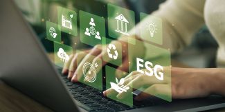 Una donna utilizza un computer per analizzare i criteri ESG (Environmental, Social, Governance), circondata da icone a tema
