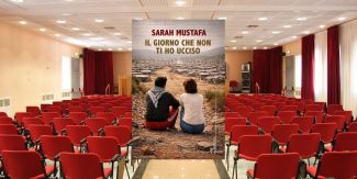 Copertina del libro "Il giorno che non ti ho ucciso", sullo sfondo la Sala Conferenze del Collegio S. Caterina da Siena
