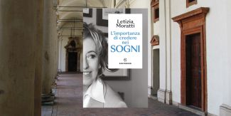 Copertina del libro "L'importanza di credere nei sogni", sullo sfondo il chiostro interno del Collegio Borromeo di Pavia.