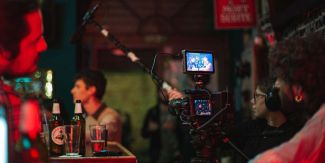 Scena di backstage durante le riprese video in un bar