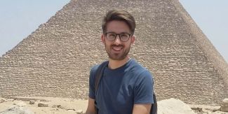 Marco De Pietri davanti a una piramide egiziana.