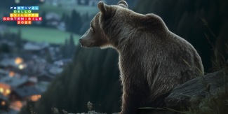 Orso che guarda la vallata (dalla copertina del film "Pericolosamente vicini"). In alto a sinistra il logo del Festival ASviS