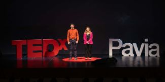 Alberto Arturo Vergani e Martina Francesca Rizza sul palco del Teatro Fraschini durante il TEDxPavia 2026.