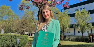 Valentina Bello il giorno della laurea nei giardini della "Nave"
