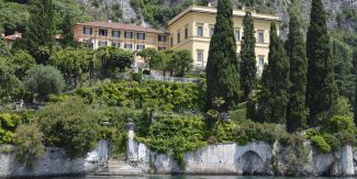 Villa Cipressi a Varenna, fotografata dal lago