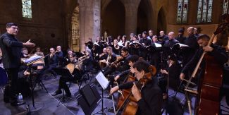 Coro e orchestra del Collegio Ghislieri durante un'esibizione in una chiesa
