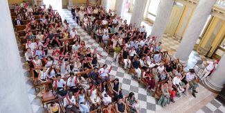 Fotografia scattata dell'alto degli studenti del Foundation Year in Aula Magna