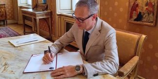 Il Rettore Alessandro Reali firma la Dichiarazione di Poitiers-Granada.