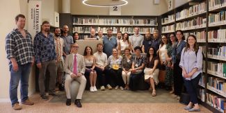 I partecipanti alla General Assembly del progetto europeo ProtAct-Us, con il Rettore Alessandro Reali, nella Biblioteca di Studi Umanistici