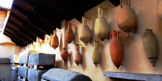 Cortiletto delle anfore del Museo Leone di Vercelli. Presenti anche dei sarcofagi in pietra