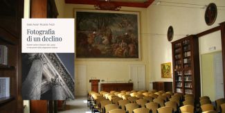 Copertina del libro "Fotografia di un declino", sullo sfondo l'Aula Magna del Collegio Cairoli