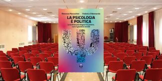 Copertina del libro "La psicologia è politica", sullo sfondo sala conferenza Collegio S. Caterina da Siena