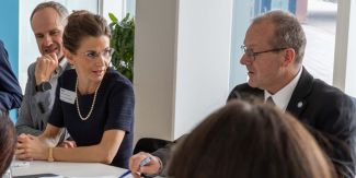 La prof.ssa Anna Odone e Hans Kluge, Direttore Regionale dell'OMS per l'Europa, durante la riunione di insediamento del nuovo Scientific Advisory Board.