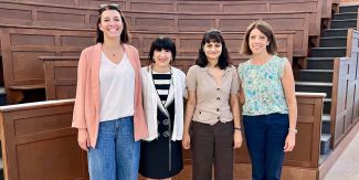 Chitra con le docenti componenti la commissione di laurea.