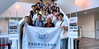 Foto di gruppo della delegazione della Tongji University che ha partecipato alla Summer School con i rappresentanti UniPv