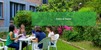 Studentesse del Collegio Nuovo mentre studiano sedute a un tavolo nel giardino del Collegio. In sovrimpressione la scritta "Entra al Nuovo"