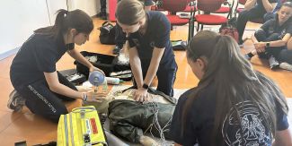 Alcune studentesse del Master in Medicina tattica impegnate in una esercitazione di rianimazione