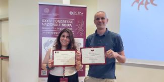 La dott.ssa Greta Bellinzona e il prof. Davide Sassera con gli attestati dei premi ricevuti