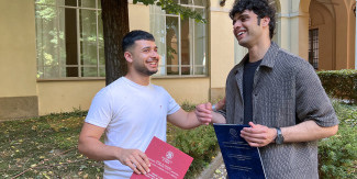 Hasanain e Mohammed intervistati nei chiostri della sede centrale UniPv.