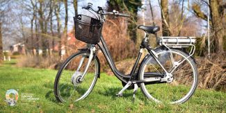 Bicicletta su un prato. In basso a sinistra il logo della Settimana Europea della Mobilità