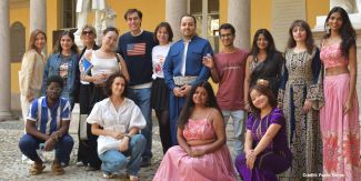 Foto di gruppo di alcuni dei protagonisti delle foto in mostra con i loro abiti tradizionali
