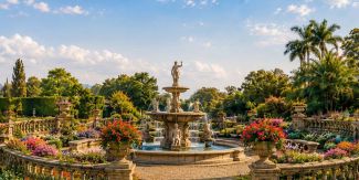 Giardino con fontana al centro, piante e fiori