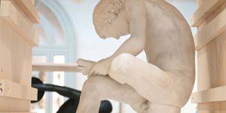 Dettaglio di una delle statue conservate presso il Museo di Archeologia UniPv nella cassa di trasporto durante il riallestimento