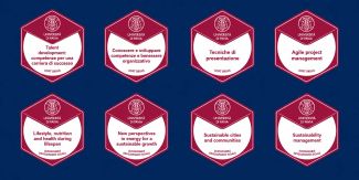 Grafica con 8 open badge ottenibili tramite i corsi sulle competenze trasversali