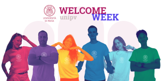 Sei studenti sorridenti, in t-shirt colorate con il logo UniPv, per il 'Welcome Week' dell'Università di Pavia. In alto logo UniPv e scritta "Welcome Week unipv"pv'.