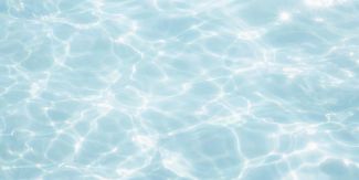 Specchio di acqua trasparente con riflessi
