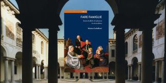 Copertina del libro "Fare famiglie", sullo sfondo cortile del Collegio Ghislieri di Pavia