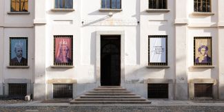 Gli stendardi sulla facciata dell'aula Forlanini