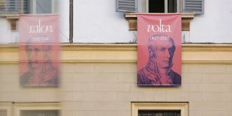 Gli stendardi di Volta sulla facciata dell'Università