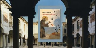 Copertina libro "San Francesco, poeta prima ancora che santo" sullo sfondo chiostro del Collegio Ghislieri