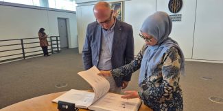 Il prof. Racchi firma il libro degli ospiti presso la UTP University