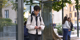 Studente alla fermata dell'autobus a Pavia