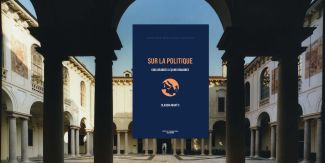 Copertina del libro "Sur la politique", sullo sfondo chiostro del Collegio Ghislieri