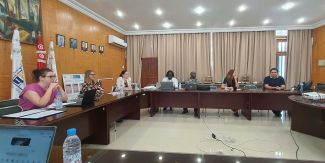 Un momento del meeting a Tunisi con i partecipanti seduti al tavolo