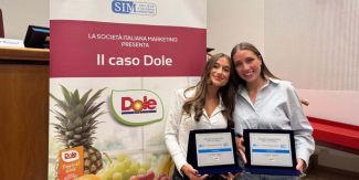 Due delle studentesse facenti parte del team vincitore con le targhe
