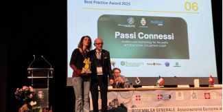 Assessore Angela Gregorini che ritira il premio