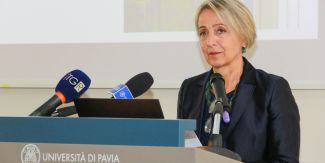 Cristina Tasselli mentre rilascia dichiarazioni ai microfoni di alcune emittenti tv