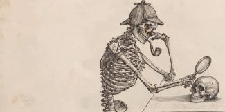Scheletro che indossa con cappello, pipa e lente di ingrandimento di Sherlock Holmes mentre osserva un teschio