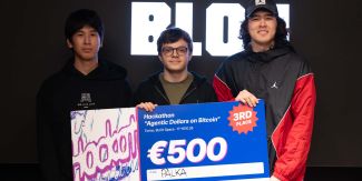 Gli studenti UniPv con la targa del premio ottenuto