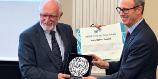Robert Zatorre con il Rettore UniPv Alessandro Reali durante la premiazione