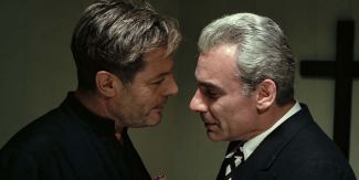 L'immagine mostra Marcello Mastroianni (nel ruolo di Don Gaetano) e Gian Maria Volonté (nel ruolo del Presidente) in una scena del film Todo modo (1976).