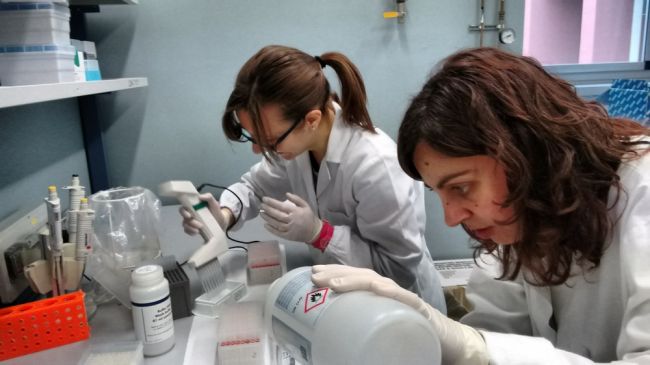 Ricercatrici che compiono analisi genomiche