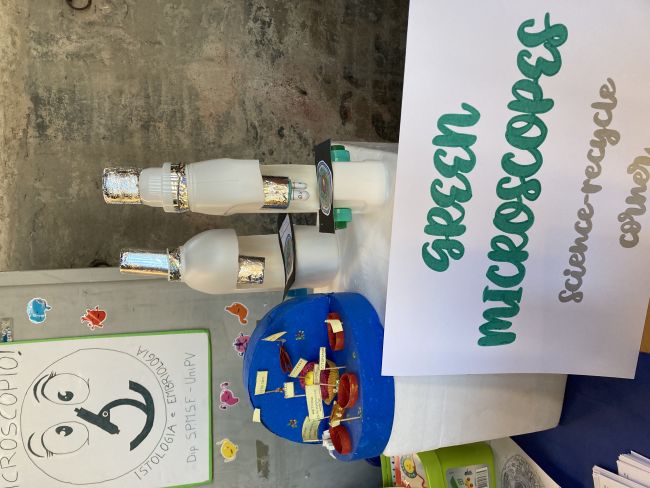 Stand “Occhio al Microscopio”, microscopi-giocattolo ricavati da materiali di riciclo